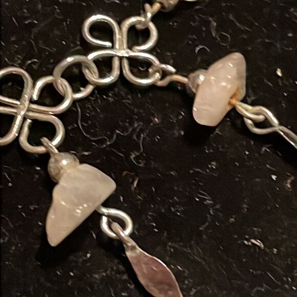 Bohemian 9” silver tone bracelet w/7 raw quartz charm dangles & hook/latch clasp - Picture 8 of 15